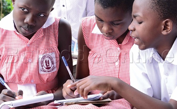 Abayizi ba Kitante Primary School nga bawuliriza ebibuuzo bya PASS PLE Quiz omwaka oguwedde. Abayizi ba Kitante Primary School nga bawuliriza ebibuuzo bya PASS PLE Quiz omwaka oguwedde.