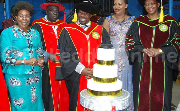 Minista Betti Kamya wakati ye Musumba David Kiganda nga basala cake Minista Betti Kamya wakati ye Musumba David Kiganda nga basala cake