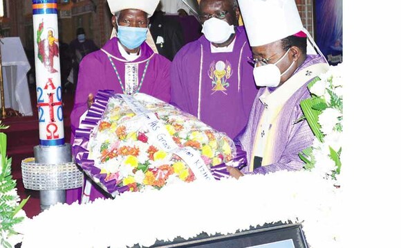 Ssaabasumba Kizito Lwanga (ku ddyo) Omusumba Kakooza ne Ssekamanya ( ku kkono) nga baganzika ekimuli ku kifaananyi ky'omugenzi mu Lutikko e Lubaga. Ssaabasumba Kizito Lwanga (ku ddyo) Omusumba Kakooza ne Ssekamanya ( ku kkono) nga baganzika ekimuli ku kifaananyi ky'omugenzi mu Lutikko e Lubaga.