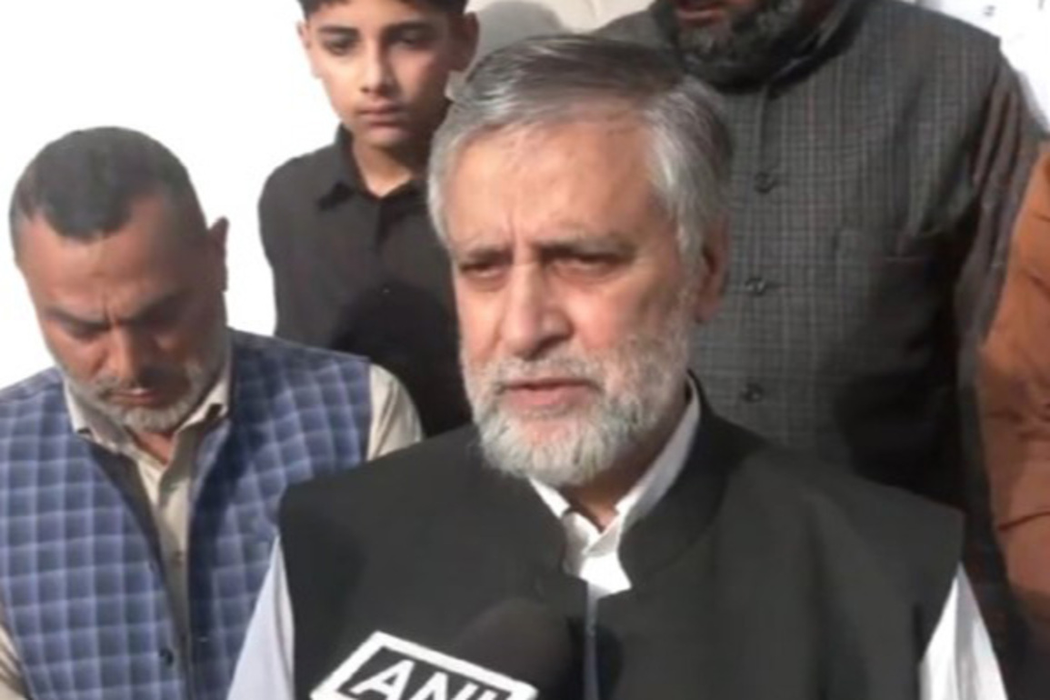 JKNC MP Mian Altaf Ahmad Larvi pays tribute at 129th Urs of Mian Nizam-u-Din Kiyanvi (RA)