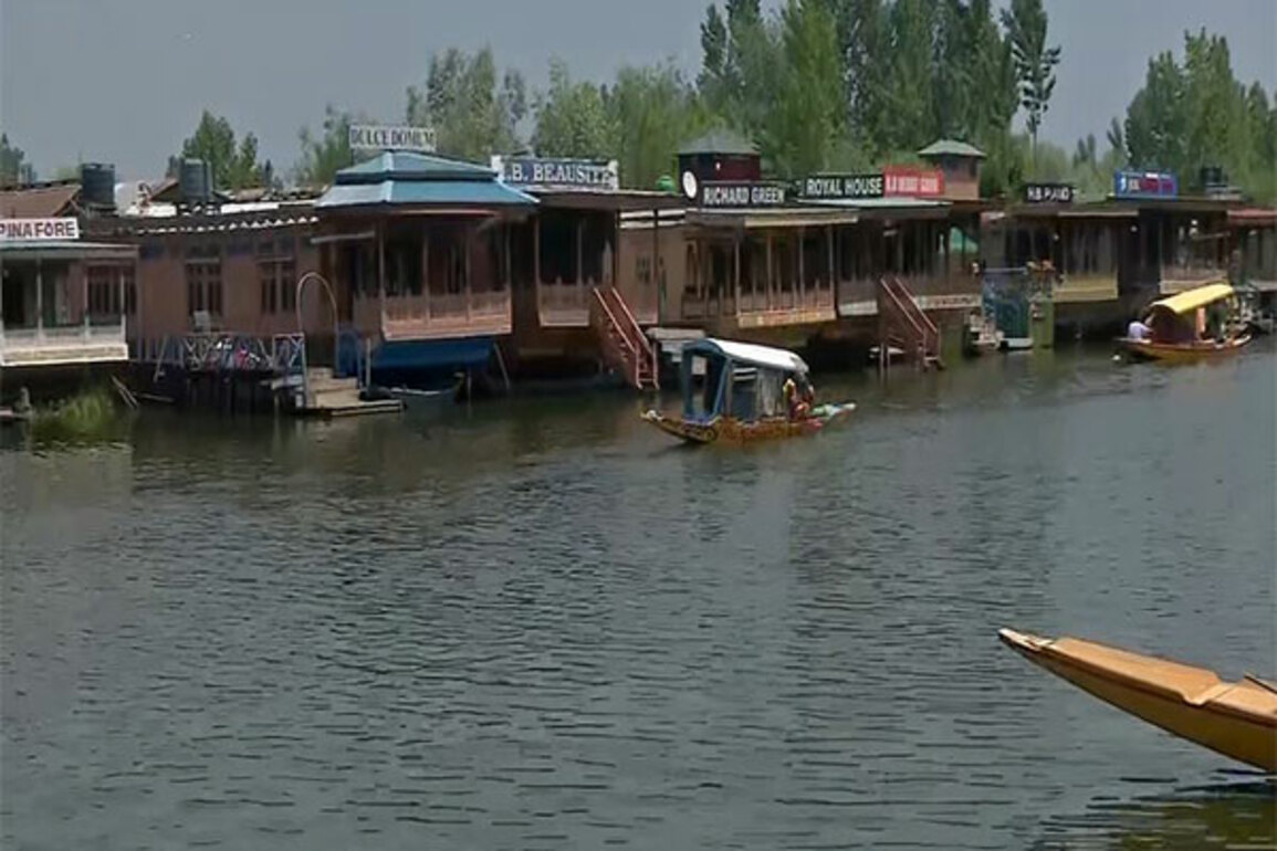 Kashmir valley faces unseasonal heatwave as temperatures soar, residents urged to take precautions