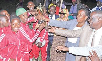 Abayizi ba Victoria College nga bakwasibwa ekikopo. Abayizi ba Victoria College nga bakwasibwa ekikopo.