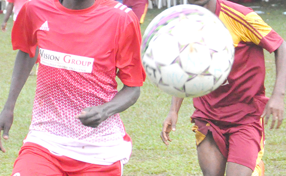 Charles Otim (ku kkono) owa Vision Group ng'attunka n'omuzibizi wa CIC mu mpaka za Corporate League Charles Otim (ku kkono) owa Vision Group ng'attunka n'omuzibizi wa CIC mu mpaka za Corporate League
