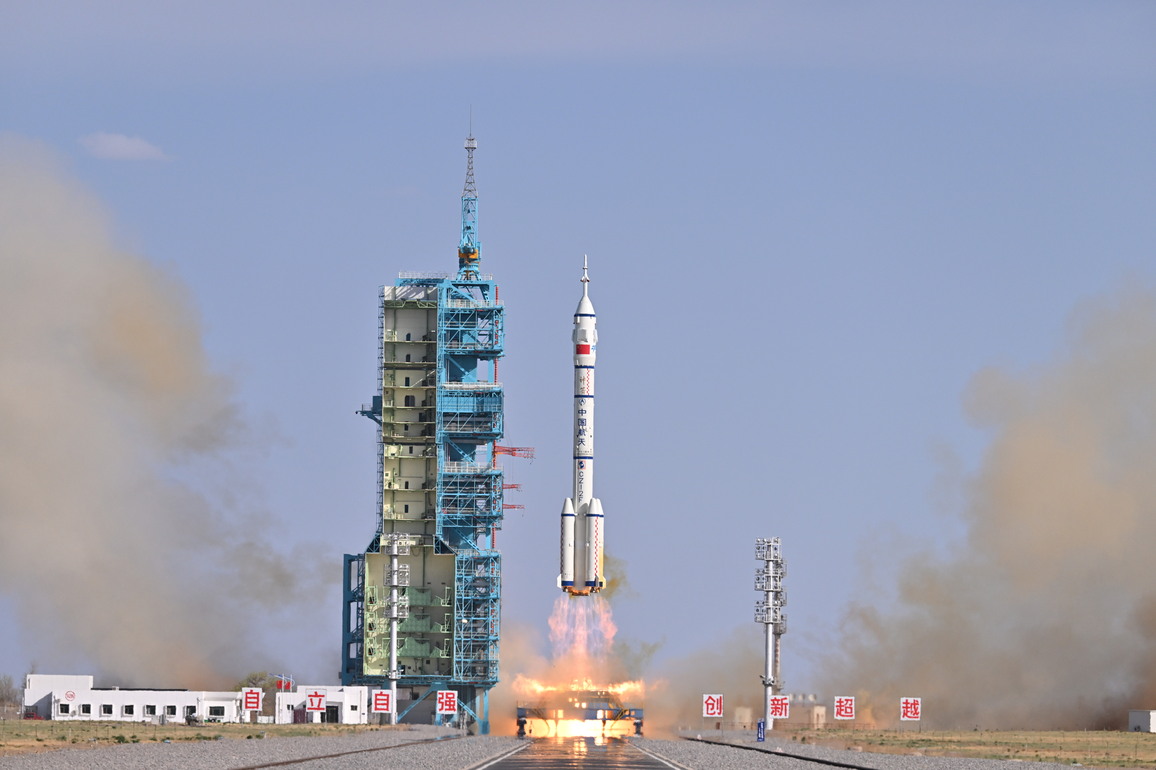 PhotoFlash | China launches Shenzhou-20 crewed spaceship