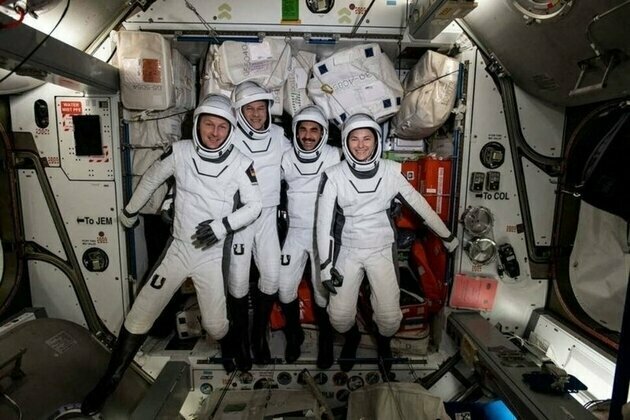 SpaceX capsule splashes down, bringing 4 astronauts home from 6-month mission