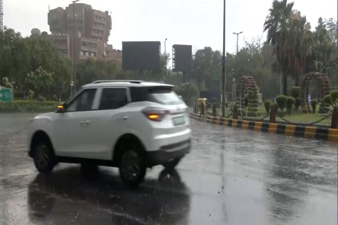 Delhi: House collapses on Arakashan Road