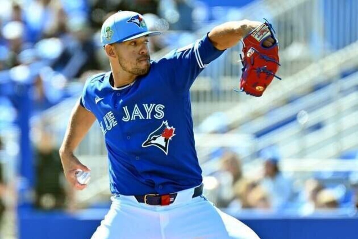 Blue Jays RHP Jose Berrios has stress fracture in elbow