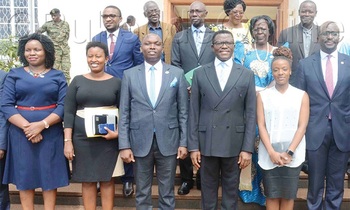 Katikkiro Mayiga (owookusatu ku ddyo) abaavudde mu Gavumenti eya wakati n’ab’e Mmengo. Katikkiro Mayiga (owookusatu ku ddyo) abaavudde mu Gavumenti eya wakati n’ab’e Mmengo.