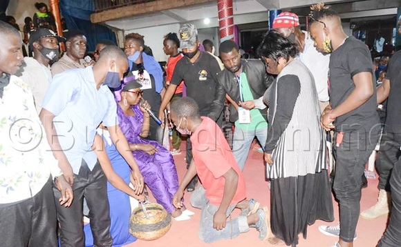 Abantu nga bagenda ewa Nabbi omukazi okubasabira. Abantu nga bagenda ewa Nabbi omukazi okubasabira.