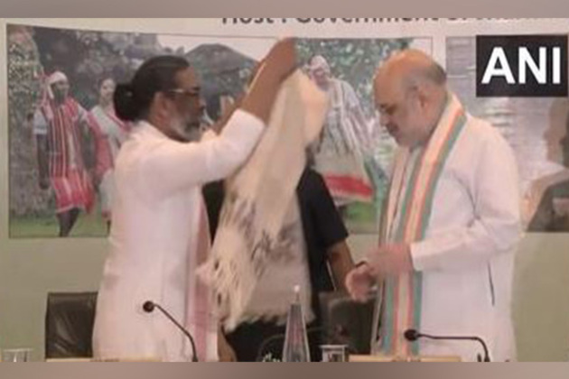 Jharkhand CM Hemant Soren felicitates Amit Shah at Eastern Zonal Council meeting in Ranchi