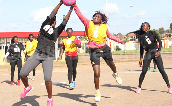 Hindu Namukasa (ku kkono) ng'alwanira omupiira ne Jesca Achan mu kutendekebwa kwa She Cranes e Namboole ku Lwokubiri. Omutendesi Vincent Kiwanuka yasabye UNF ne bakyusa okutendekebwa ne bakuza e Lugogo ng'atidde abazannyi okufuna obuvune. (STEPHEN MAYAMBA) Hindu Namukasa (ku kkono) ng'alwanira omupiira ne Jesca Achan mu kutendekebwa kwa She Cranes e Namboole ku Lwokubiri. Omutendesi Vincent Kiwanuka yasabye UNF ne bakyusa okutendekebwa ne bakuza e Lugogo ng'atidde abazannyi okufuna obuvune. (STEPHEN MAYAMBA)