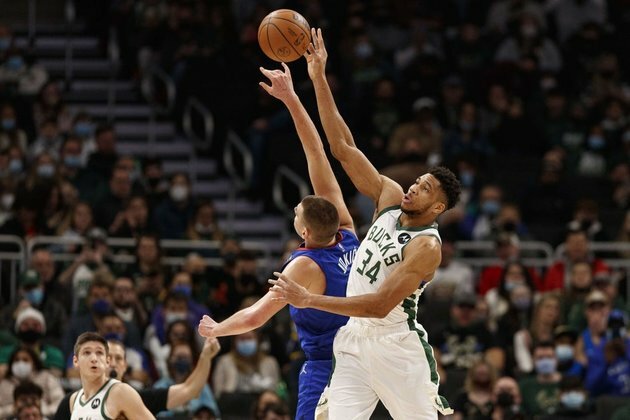 Finals preview? Conference leaders Nuggets, Bucks clash in Denver