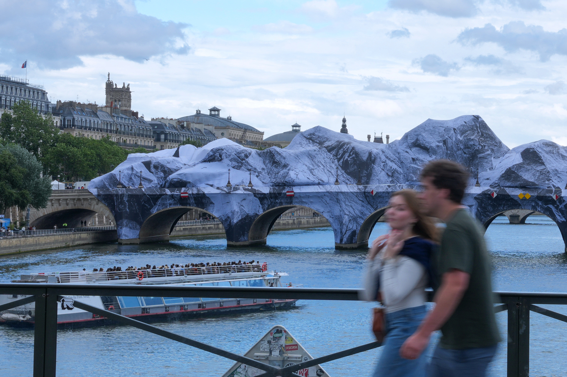 FRANCE-PARIS-PONT NEUF-ART INSTALLATION