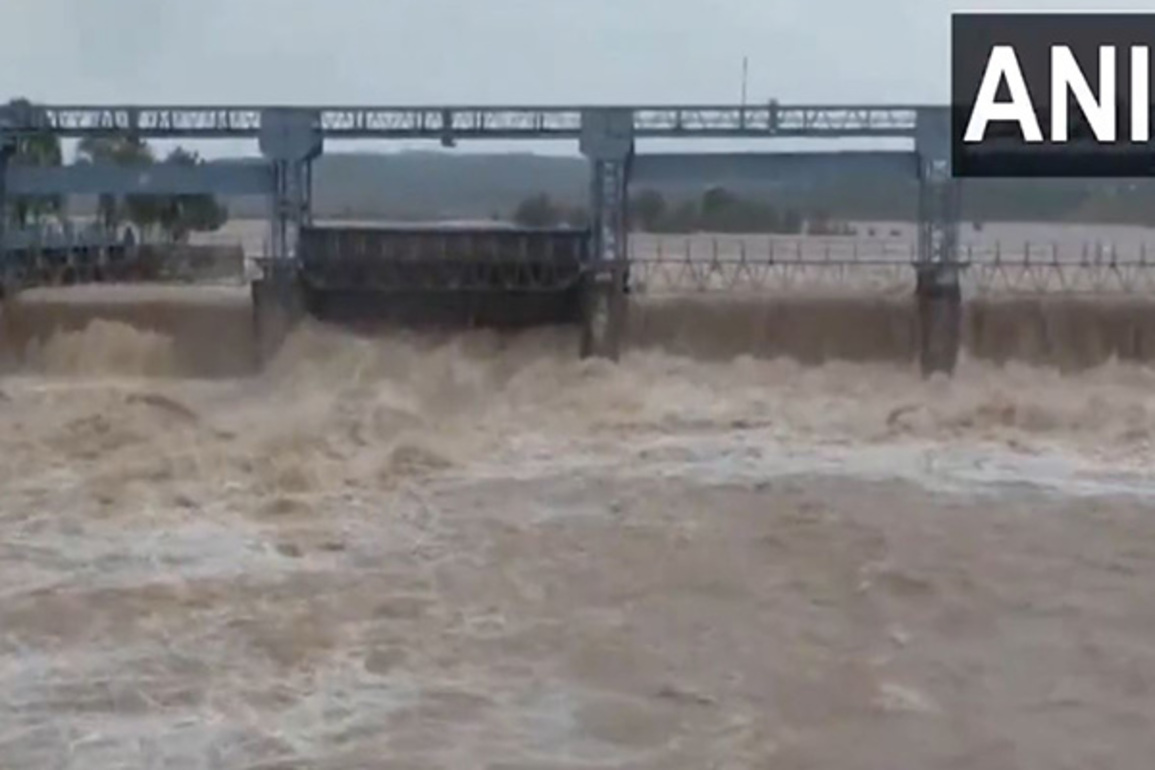 J-K: River Ravi floods Lakhanpur, CRPF office relocated amid damage