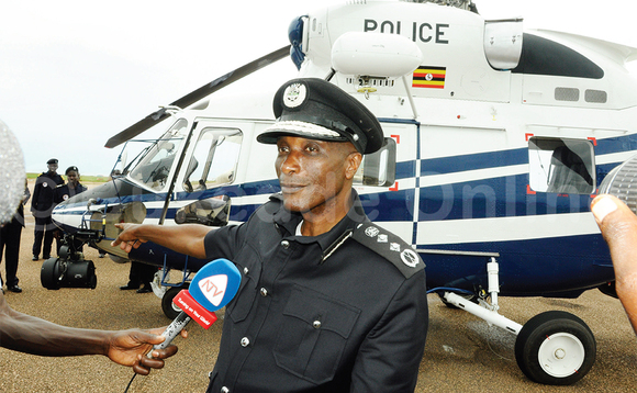 Kayihura ye yatandika okugula ennyonyi za poliisi. Kayihura ye yatandika okugula ennyonyi za poliisi.
