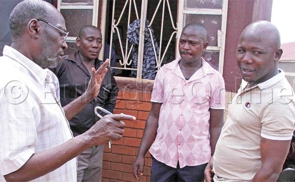 Tonny Kirumira omu ku baakakiiko (ku kkono) ng’ayogera ne Aligaweesa (ku ddyo) eyagobeddwa. Tonny Kirumira omu ku baakakiiko (ku kkono) ng’ayogera ne Aligaweesa (ku ddyo) eyagobeddwa.