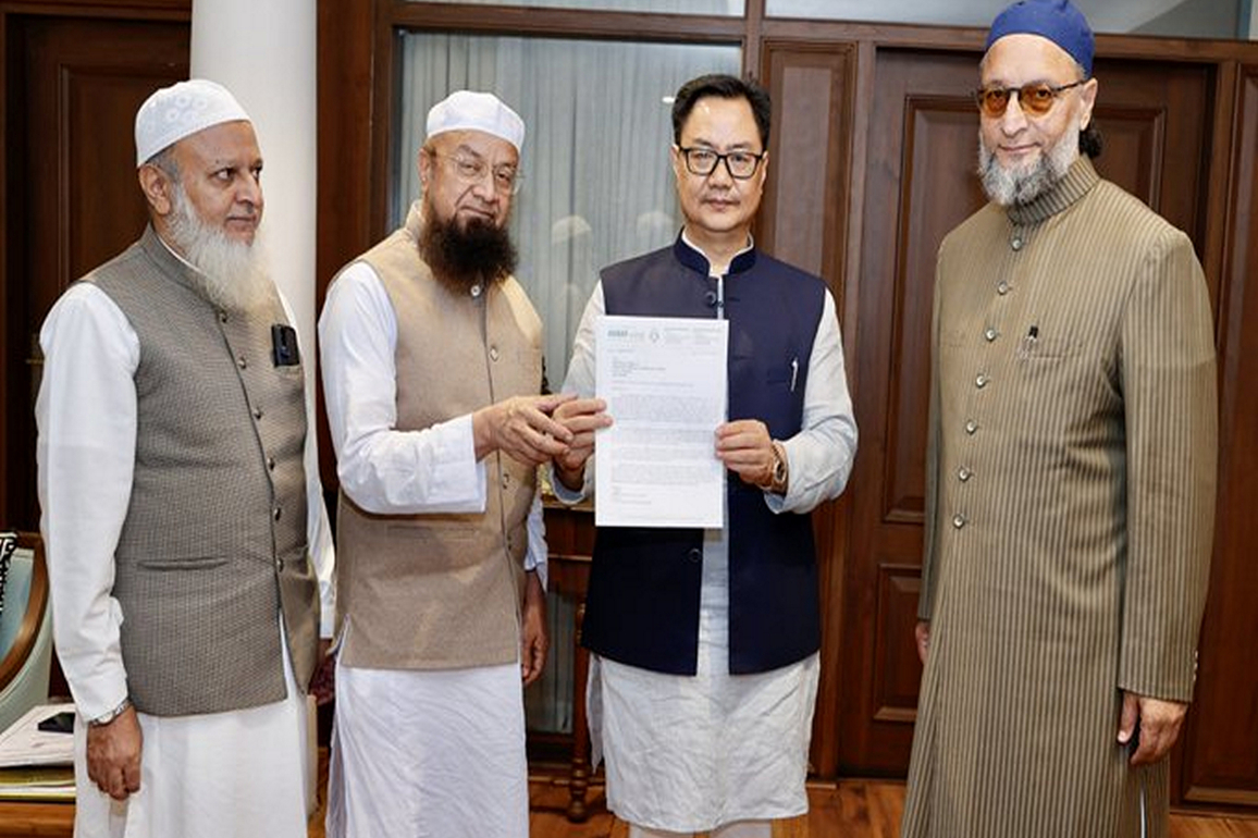 Union Minister Rijiju meets Owaisi, Maharashtra leaders; Receives proposals for minority area development