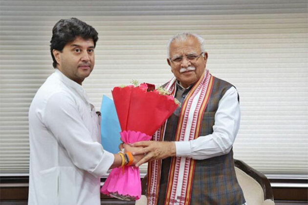 Union Minister Scindia meets Manohar Lal, seeks Rs 250 cr for Gwalior-Chambal region development