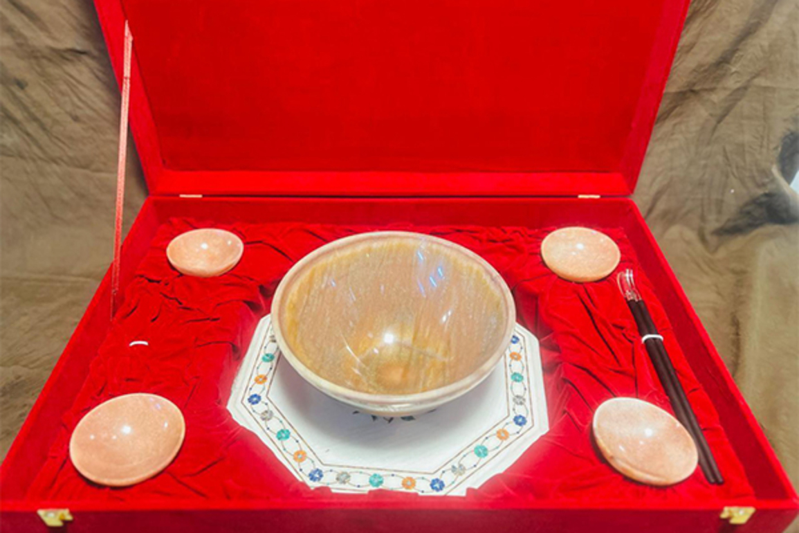 PM Modi gifts Ramen Bowl, Pashmina Shawl to Japanese counterpart and his wife