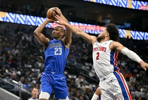 Mavericks end 4-game skid by dumping Pistons