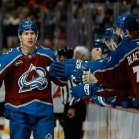 Avalanche F Martin Necas signs 8-year extension
