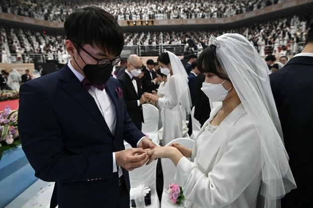 In sickness and in health: mass wedding defies virus fears