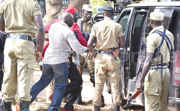 Poliisi ng’etwala omubaka Odonga Otto owa Aruu. Poliisi ng’etwala omubaka Odonga Otto owa Aruu.