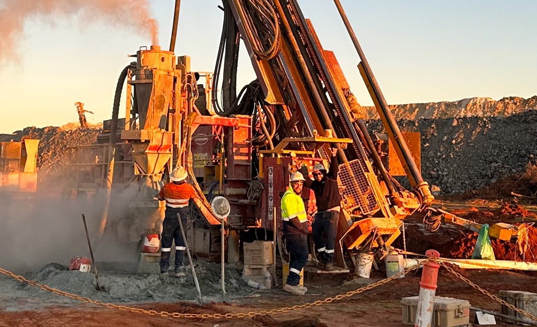 Surface drilling at Dalgaranga