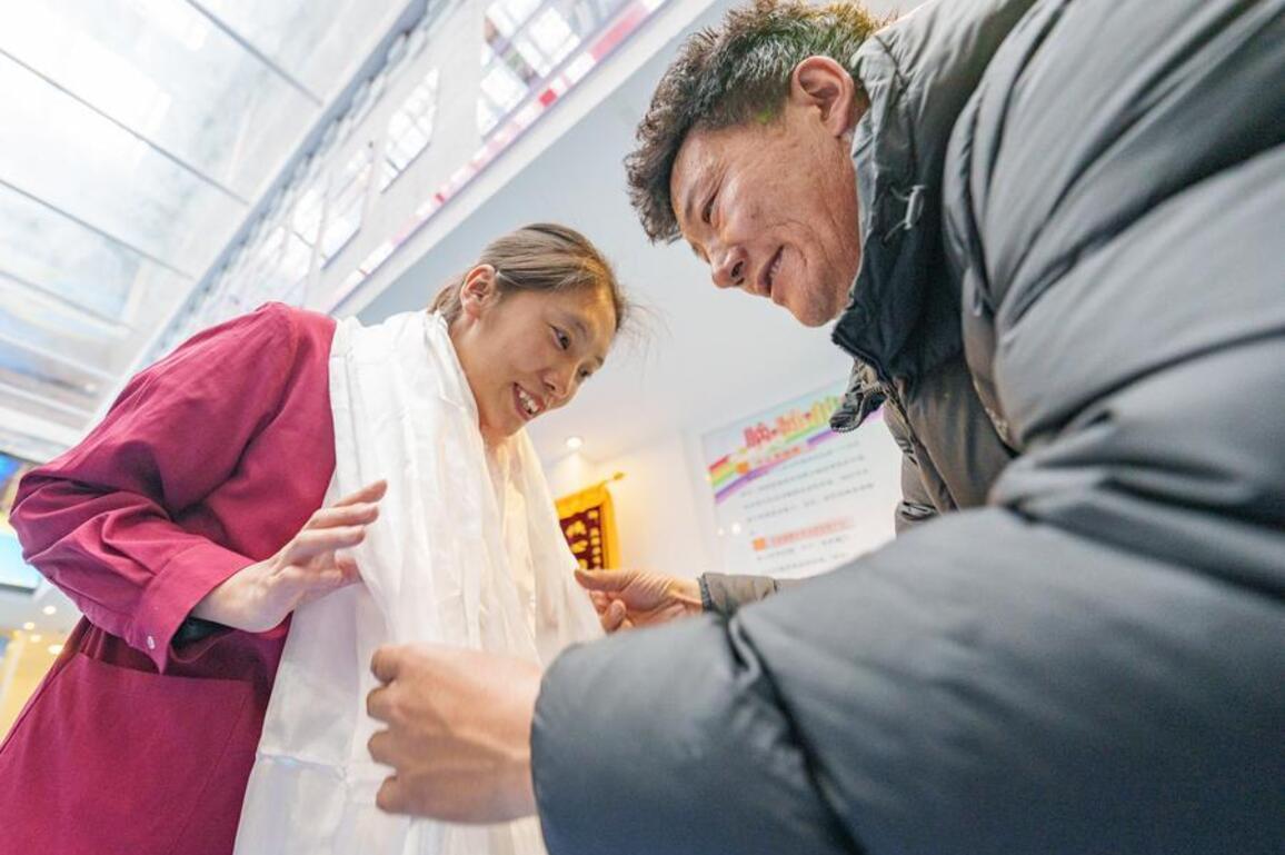 InXizang | Young doctor combines Tibetan medicine and modern therapy to help patients recover