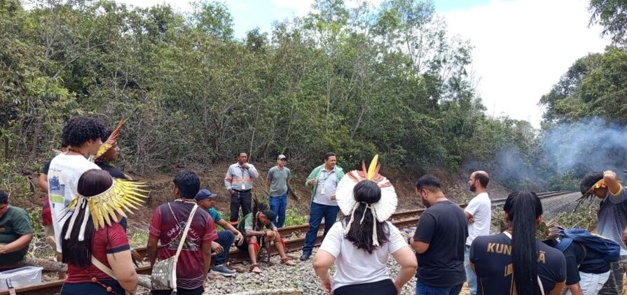 Indígenas bloqueiam trecho da EFVM