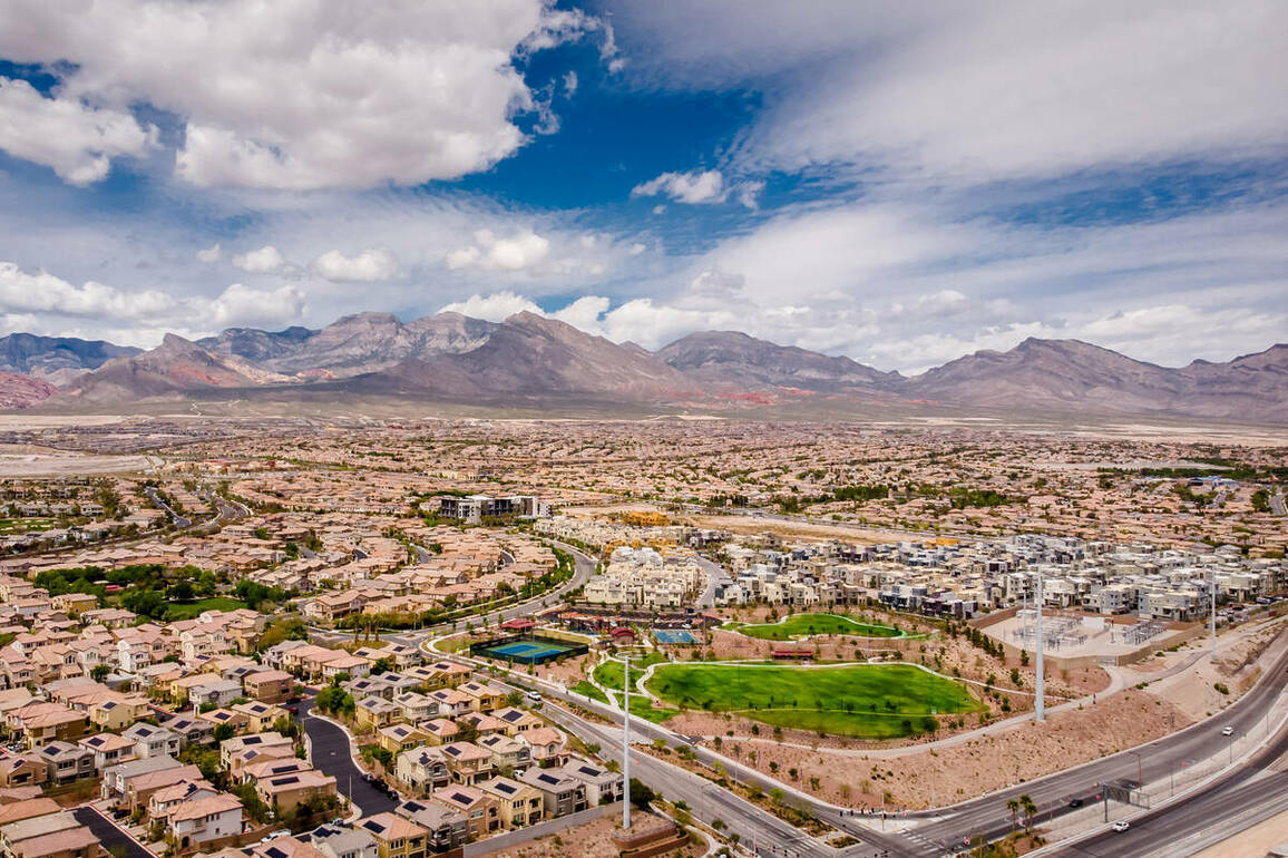 Las Vegas Valley homes sitting on market longer than average, study says - Housing