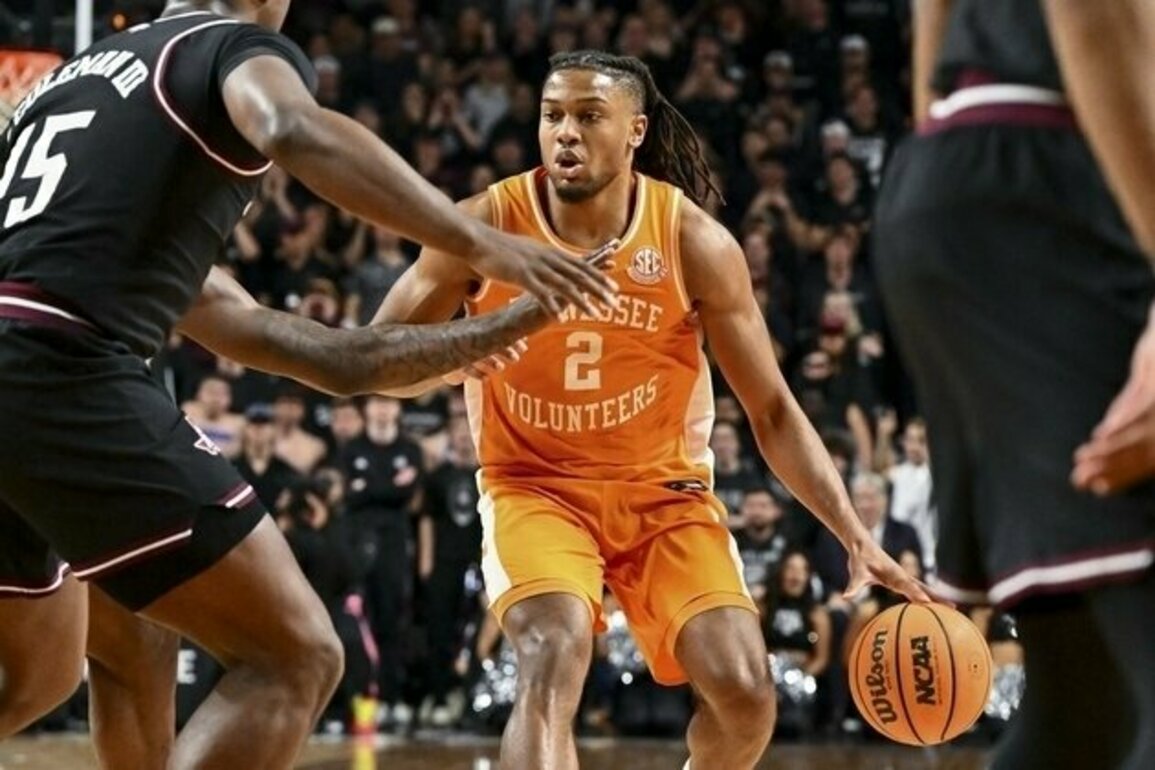 Chaz Lanier (30 points) leads No. 6 Tennessee past No. 7 Texas A&M