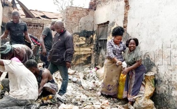 Abatuuze nga beetegereza ebintu bya munnaabwe ebyayidde. Abatuuze nga beetegereza ebintu bya munnaabwe ebyayidde.