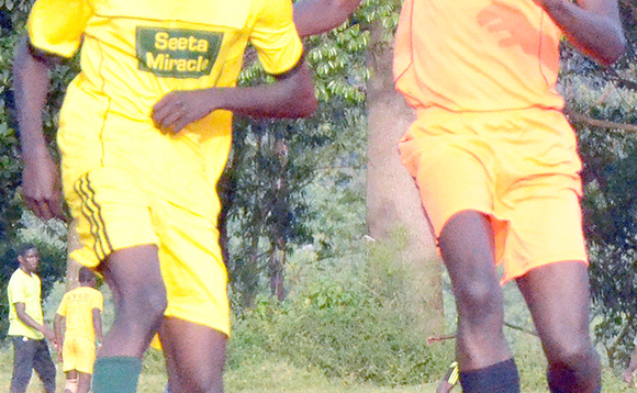 Isaac Nsimbe (ku kkono) owa Seeta Miracle ne Derrick Muzira owa Zikko nga balwanira omupiira Isaac Nsimbe (ku kkono) owa Seeta Miracle ne Derrick Muzira owa Zikko nga balwanira omupiira