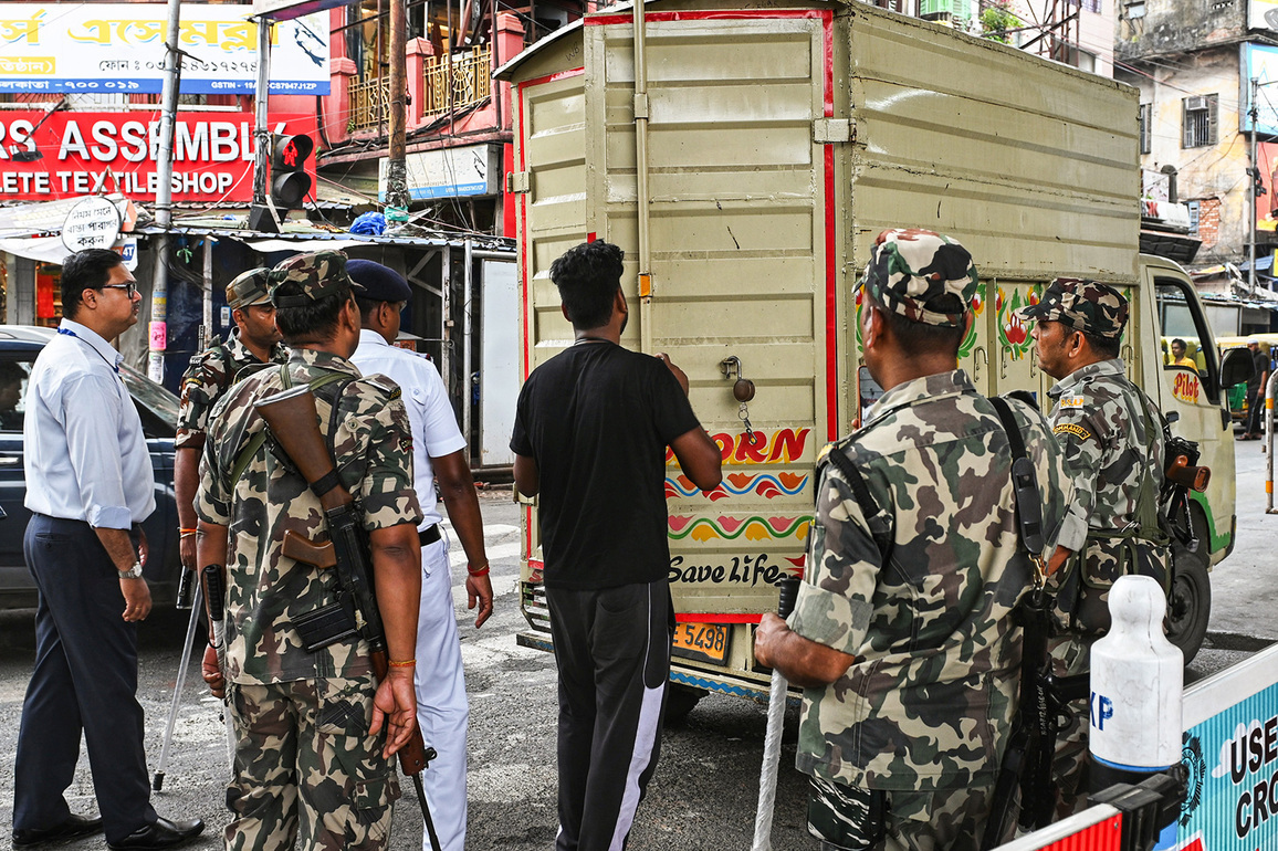 Election Commission keeps 700 CAPF companies in Bengal post-polling for law and order
