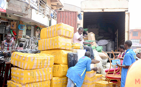 Abasuubuzi nga batikka ebyamaguzi okubitwala e Juba Abasuubuzi nga batikka ebyamaguzi okubitwala e Juba