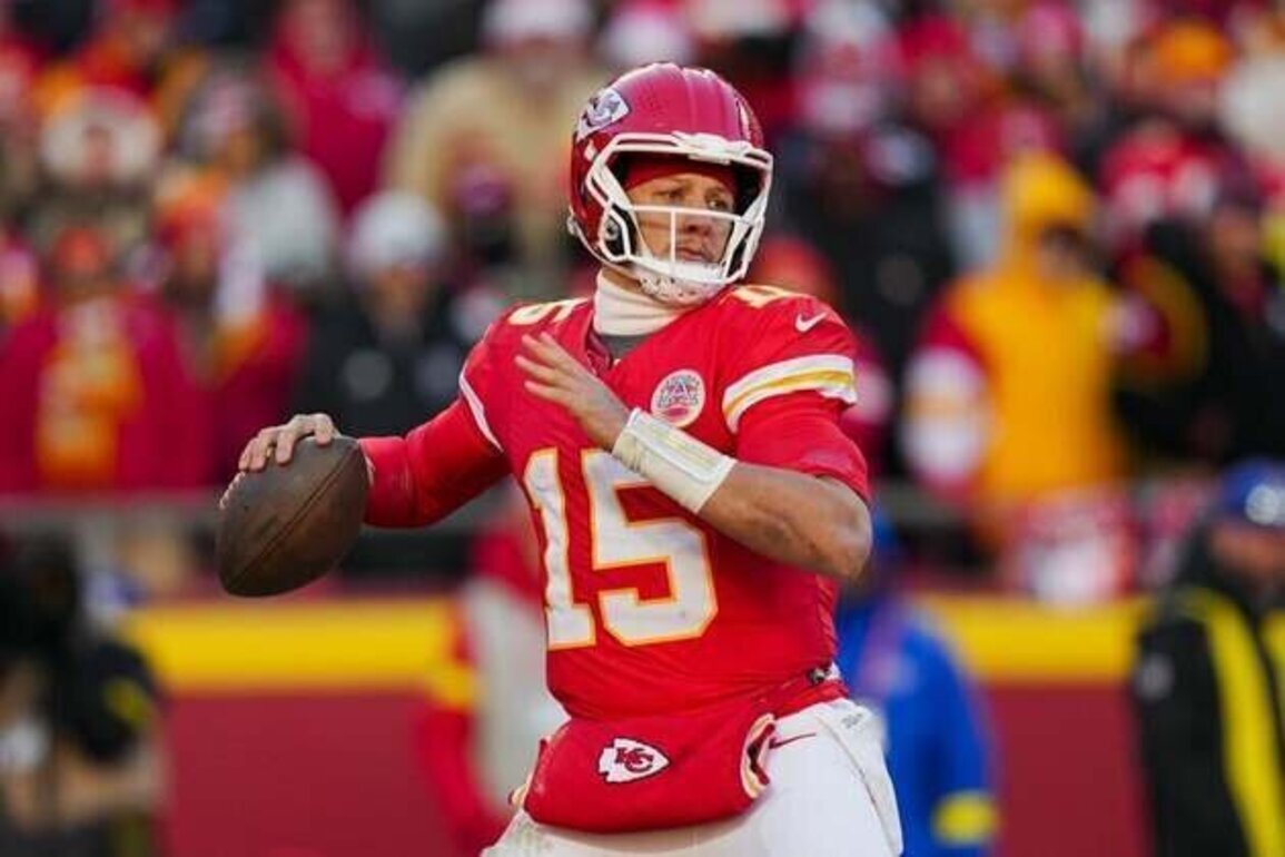 Patrick Mahomes, in knee brace, participates in Chiefs' first practice