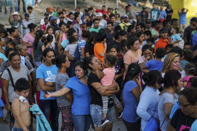 Asylum Seekers Jam US Border Crossings to Evade Trump Policy