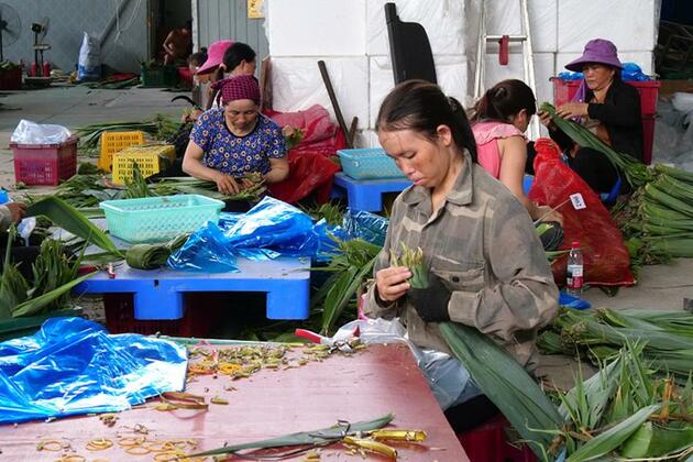 Fresh Vietnamese leaves add color to traditional Chinese festival