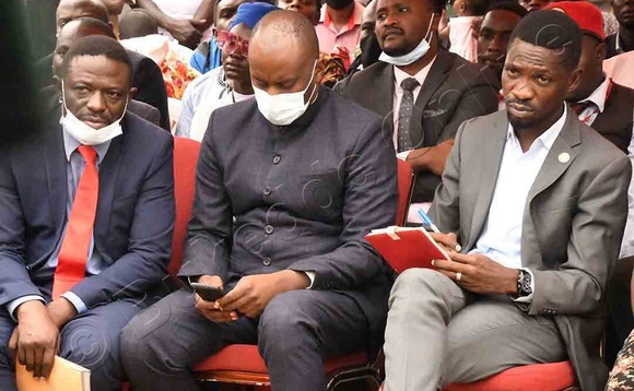 Kyagulanyi (ku ddyo), Rubongoya ne Nyanzi ku offiisi za NUP e Kamwokya eggulo. Kyagulanyi (ku ddyo), Rubongoya ne Nyanzi ku offiisi za NUP e Kamwokya eggulo.