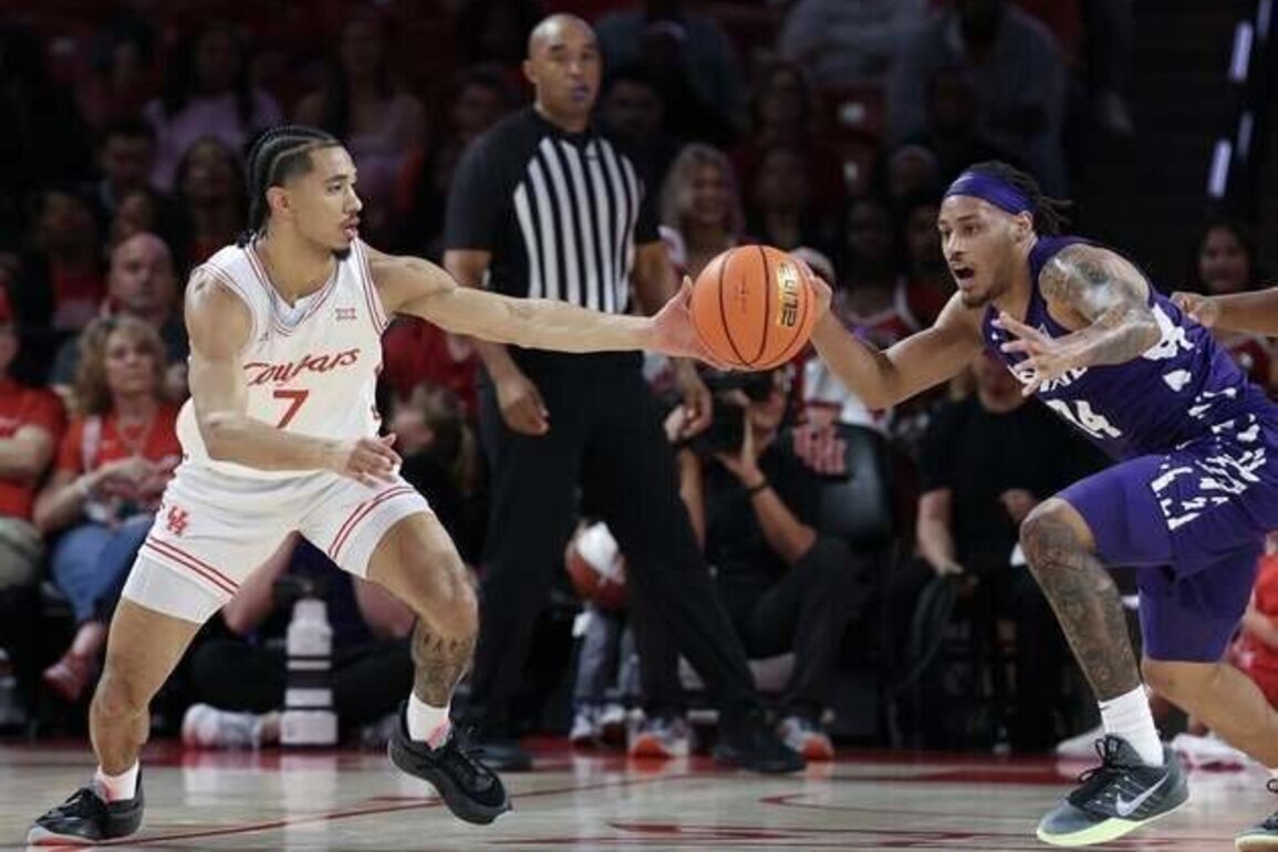 No. 3 Houston rides defense to sidestep Kansas State