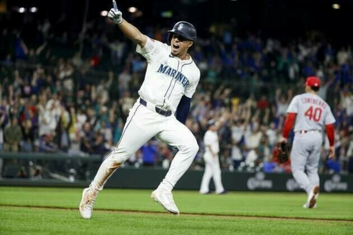 Leo Rivas' 13th-inning homer lifts Mariners over Cardinals