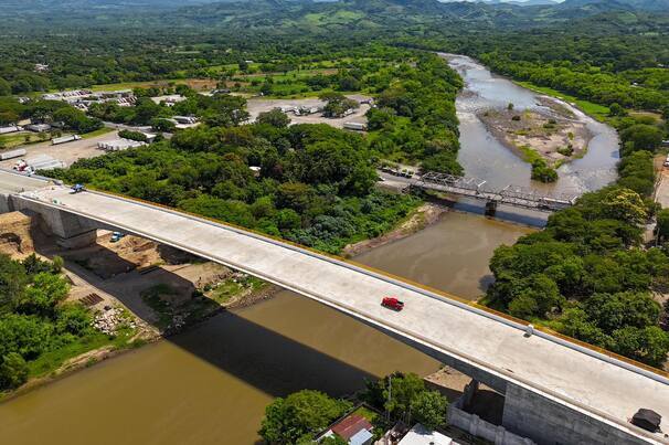 The new and previous bridge over the Paz River