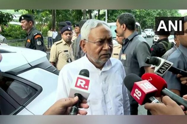 Nitish Kumar dials Akhilesh Yadav, enquires about Mulayam Singh's health