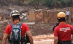 Bombeiros atuando para salvar vítimas do desastre de Mariana