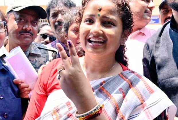 Former Jharkhand Chief Minister Hemant Soren's wife Kalpana Soren casts her vote in Ranchi