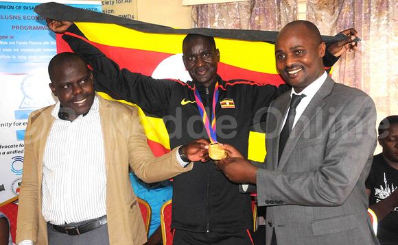 DAVID Emong (wakati) ng'ali n'abakungu b'emizannyo gy'amalema. Ku kkono ye Bumaali Mpindi pulezidenti w'ekibiina kya Uganda Paralympics Committee ate ku ddyo ye Edson Ngirabakunzi akulira ekibiina ekigatta abalema ekya UUDIP nga baabadde ku wofiisi w'ekibiina ekyo e Ntinda, July 27 2017. (ekif:Silvano Kibuuka) DAVID Emong (wakati) ng'ali n'abakungu b'emizannyo gy'amalema. Ku kkono ye Bumaali Mpindi pulezidenti w'ekibiina kya Uganda Paralympics Committee ate ku ddyo ye Edson Ngirabakunzi akulira ekibiina ekigatta abalema ekya UUDIP nga baabadde ku wofiisi w'ekibiina ekyo e Ntinda, July 27 2017. (ekif:Silvano Kibuuka)