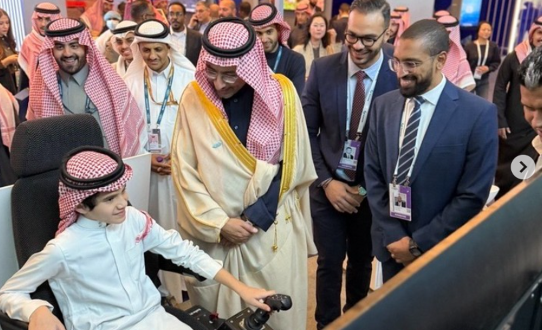 Bandar bin Ibrahim Al-Khorayef, Minister of Industry and Mineral Resources for Saudi Arabia, visited Hexagon's booth.