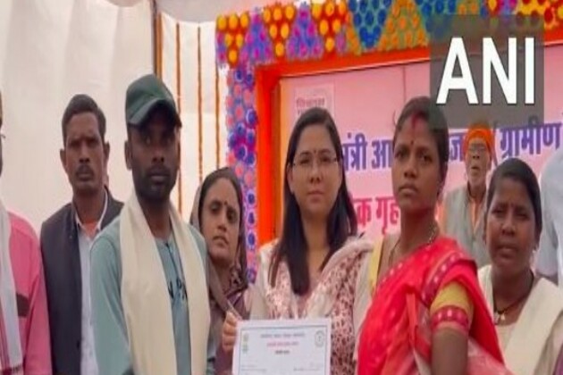 Chhattisgarh: Surrendered Naxalites, people affected by Naxal violence get benefits under PMAY in Balrampur