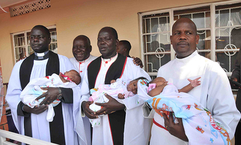 Okuva ku ddyo, Canon Balamaze, Provost Ssebudde ne Rev. Amos Namwanja nga basitudde abaana wakati mu kusaba. Okuva ku ddyo, Canon Balamaze, Provost Ssebudde ne Rev. Amos Namwanja nga basitudde abaana wakati mu kusaba.